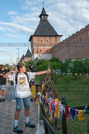Tula, Russia, 24 July 2024. People relaxing in the evening on the Proletarskaya embankment of the river Upa. Kremlin wall and Kazan embankment and park in the historical part of Tula near the Kremlin. Редакционное фото, фотограф Оксана Медведева / Фотобанк Лори