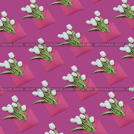 Tulip bouquets in handcraft envelopes pattern on a magenta background. Post card for congratulation. Flat lay.. Decorative background with gift envelopes of tulips flowers on a magenta. Стоковое фото, агентство Ingram Publishing / Фотобанк Лори