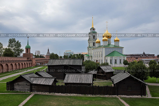 Тульский кремль, город Тула, Тульская область, Россия. Вид на Осадные дворы и Успенский собор, расположенные на территории Тульского кремля. На переднем плане реконструкция старинных деревянных осадных дворов (комплекс изб, в которых жители города укрывались от набегов неприятелей в XVI–XVII веках). На дальнем плане православный храм с колокольней. Архитектурные и исторические достопримечательности Тулы. Стоковое фото, фотограф Андрей Степанов / Фотобанк Лори