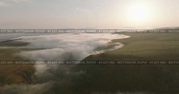 Туман в ущелье на рассвете. Минеральные Воды. Видео с дрона. (2023 год). Редакционное видео, видеограф Александр Иванов / Фотобанк Лори