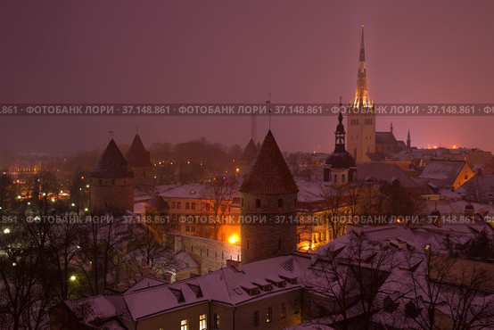 Туманная мартовская ночь над старым Таллином. Эстония (2018 год). Стоковое фото, фотограф Виктор Карасев / Фотобанк Лори