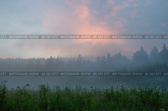 Туманный летний закат на Южном Урале. A misty summer sunset in the Southern Urals. Стоковое фото, фотограф Евгений Романов / Фотобанк Лори