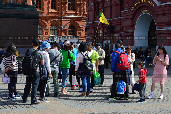Туристическая группа на Манежной площади в Москве (2019 год). Редакционное фото, фотограф lana1501 / Фотобанк Лори