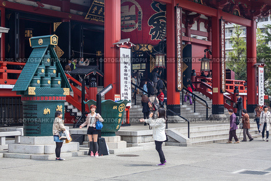 Туристы фотографируются перед главным храмом Kannondo святыни Senso-ji, Асакуса, Токио, Япония (2013 год). Редакционное фото, фотограф Кекяляйнен Андрей / Фотобанк Лори