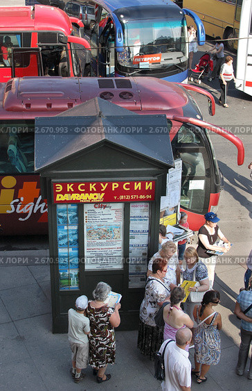 Туристы собираются на экскурсию по Питеру (2011 год). Редакционное фото, фотограф Короленко Елена / Фотобанк Лори