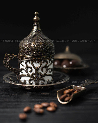 turkish cup coffee with coffee beans. Стоковое фото, агентство Ingram Publishing / Фотобанк Лори
