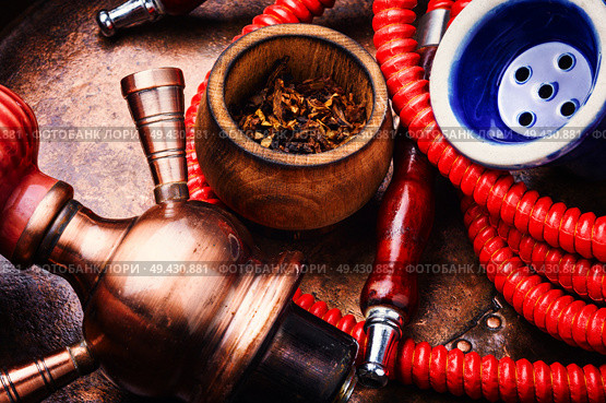 Turkish hookah .Smoking turkish shisha.Tobacco in a snuffbox and hookah. Smoking shisha with tobacco. Стоковое фото, агентство Ingram Publishing / Фотобанк Лори