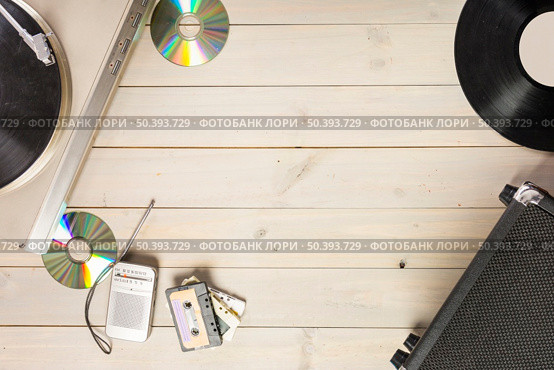 turntable vinyl record player compact disc cassette tape radio wooden table. Стоковое фото, агентство Ingram Publishing / Фотобанк Лори