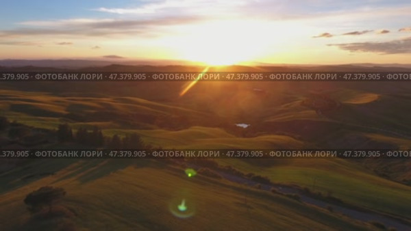 Tuscany aerial road and cypresses at sunset (2017 год). Стоковое видео, видеограф Михаил Коханчиков / Фотобанк Лори