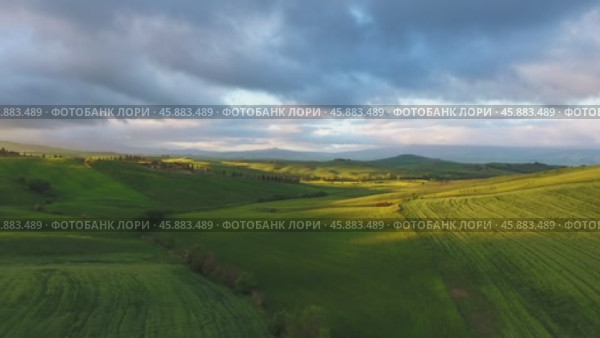 Tuscany aerial sunrise farmland hill landscape (2017 год). Стоковое видео, видеограф Михаил Коханчиков / Фотобанк Лори