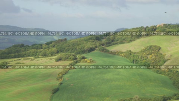 Tuscany panorama with farmland hill fields. Стоковое видео, видеограф Михаил Коханчиков / Фотобанк Лори