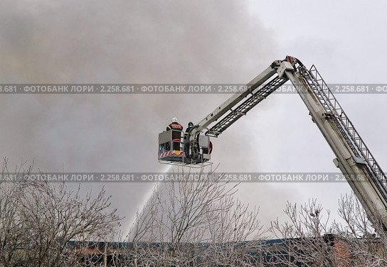 Тушение пожара с пожарного автоподъемника (2010 год). Стоковое фото, фотограф Алёшина Оксана / Фотобанк Лори