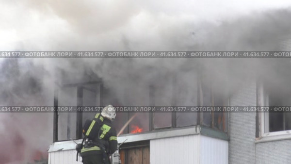 Тушение пожара в жилом доме. Стоковое видео, видеограф Руслан Лесков / Фотобанк Лори