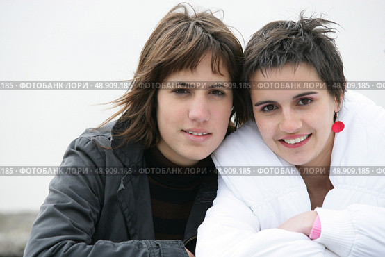 Two female in bad weather. Стоковое фото, агентство Ingram Publishing / Фотобанк Лори