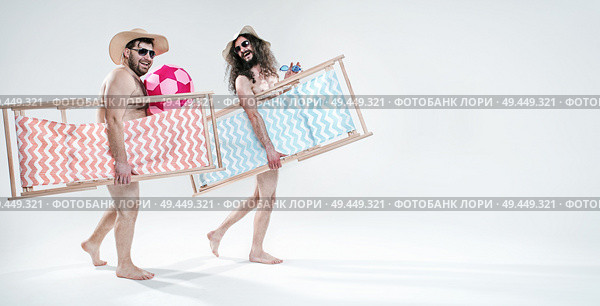 Two handsome guys on the beach - isolated. Стоковое фото, агентство Ingram Publishing / Фотобанк Лори