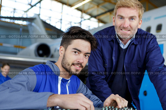 two mechanics in a hangar. Стоковое фото, агентство Ingram Publishing / Фотобанк Лори