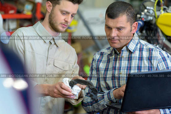 two mechanics working in auto service. Стоковое фото, агентство Ingram Publishing / Фотобанк Лори