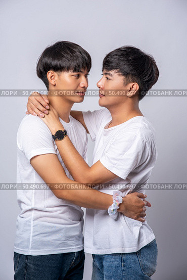 Two men who love each other happily hug each other. Стоковое фото, агентство Ingram Publishing / Фотобанк Лори