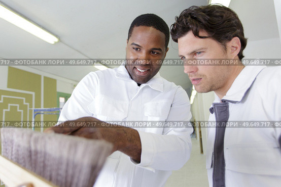 two painters looking at brushes. Стоковое фото, агентство Ingram Publishing / Фотобанк Лори