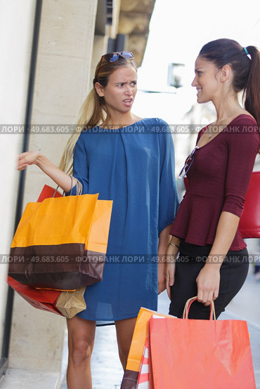 two young beautiful girls criticizing store window. Стоковое фото, агентство Ingram Publishing / Фотобанк Лори