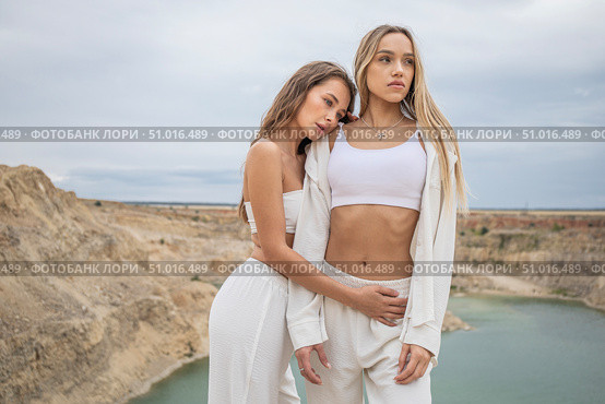 Two young girls pose against the backdrop of a quarry. Стоковое фото, фотограф Андрей Аркуша / Фотобанк Лори