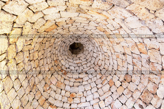 Typical conical stone roof of a house - trullo in Alberobello, Puglia, Italy. View from the bottom up, indoors. (2019 год). Стоковое фото, фотограф Лариса Гордеева / Фотобанк Лори