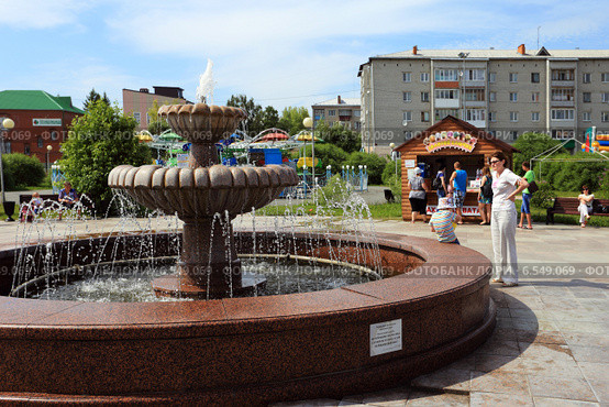 У фонтана в горсаду города Ялуторовска (2014 год). Редакционное фото, фотограф Анатолий Матвейчук / Фотобанк Лори