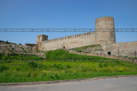 У входа в крепость, Ивангород, Ленинградская область (2024 год). Стоковое фото, фотограф Анна Карасева / Фотобанк Лори