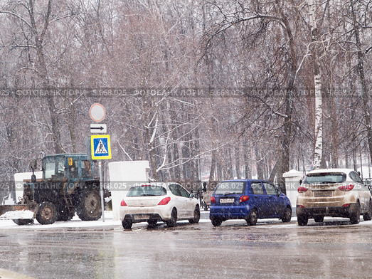 Уборка проезжей части улицы Соборной в непогоду в Рязани (2014 год). Редакционное фото, фотограф Александр Мишков / Фотобанк Лори