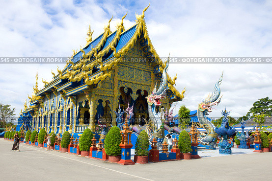 Убосот  Голубого храма (Wat Rong Sear Tean) солнечным днем. Чианг Рай, Таиланд (2018 год). Стоковое фото, фотограф Виктор Карасев / Фотобанк Лори