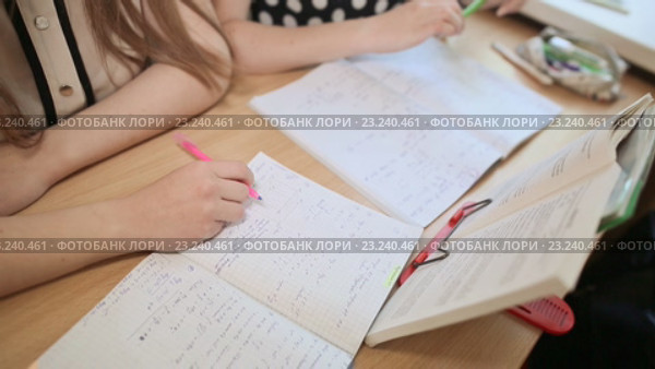 Учащиеся колледжа обсуждают математическую задачу. Стоковое видео, видеограф Mikhail Davidovich / Фотобанк Лори