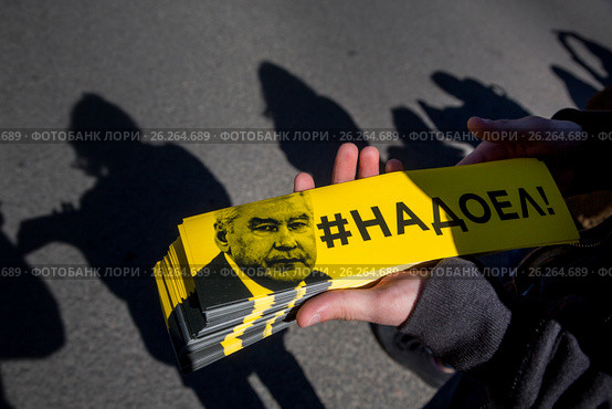 Участник митинга на проспекте Сахарова против сноса пятиэтажек в Москве держит наклейку с портретом мэра города Сергея Семеновича Собянина (2017 год). Редакционное фото, фотограф Николай Винокуров / Фотобанк Лори