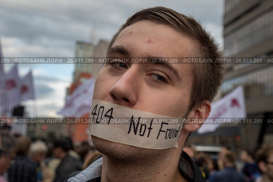 Участник митинга "За свободный Интернет" проспекте Сахарова городе Москве, Россия 26 августа 2017. Редакционное фото, фотограф Николай Винокуров / Фотобанк Лори