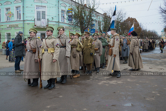 Участники Международного военно-исторического фестиваля "Гражданская война в России. Северо-Запад, 1919г" в строю на городской улице. Гатчина, Ленинградская область (2015 год). Редакционное фото, фотограф Виктор Карасев / Фотобанк Лори
