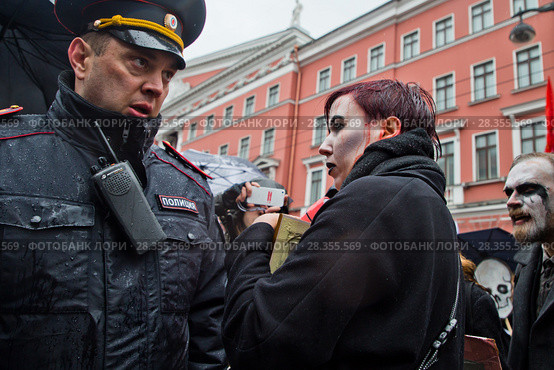 Участники первомайской демонстрации. Партия мёртвых. Задержание активистки Варвары Михайловой с плакатом с портретами Путина.  Санкт-Петербург. (2018 год). Редакционное фото, фотограф Евгений Кашпирев / Фотобанк Лори