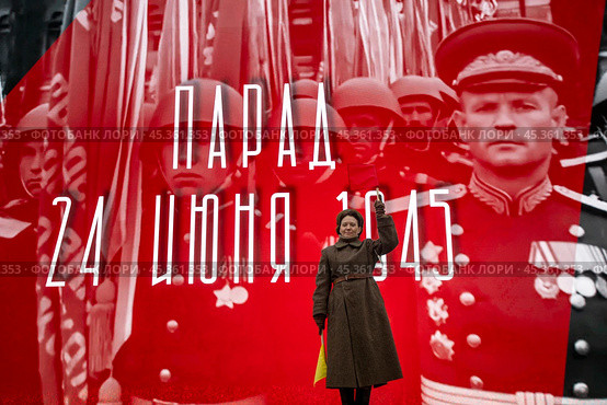 Участница театрализованной сцены на территории интерактивного музея под открытым небом на Красной площади в городе Москве, Россия. Редакционное фото, фотограф Николай Винокуров / Фотобанк Лори