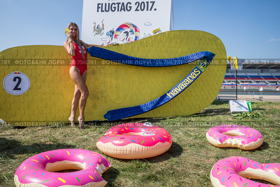 Участницы команды "Шлепок" чемпионата самодельных летательных аппаратов Red Bull Flugtag 2017 в Крылатском готовятся к полету в жаркий летний день, Москва. Редакционное фото, фотограф Николай Винокуров / Фотобанк Лори