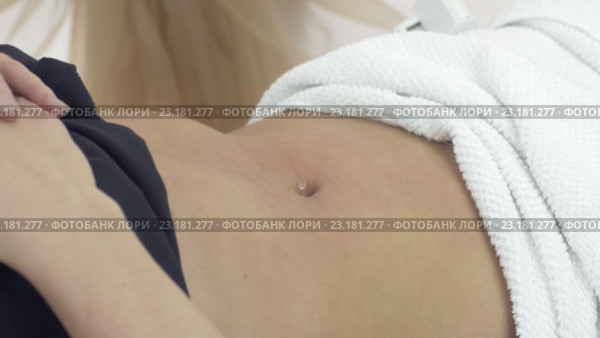 Удаление волосков на животе в салоне. Стоковое видео, видеограф Александр Багно / Фотобанк Лори