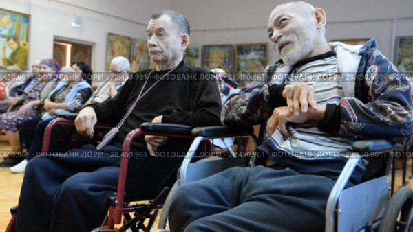 Ufa, Russia - APR 18: Older people in a nursing home. Close-up on April 14, 2018 in Ufa, Russia. Редакционное видео, видеограф Mikhail Erguine / Фотобанк Лори