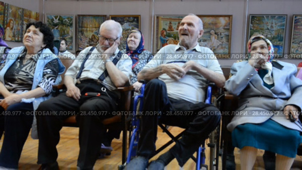 Ufa, Russia - APR 18: Older people in a nursing home. Close-up on April 14, 2018 in Ufa, Russia. Редакционное видео, видеограф Mikhail Erguine / Фотобанк Лори