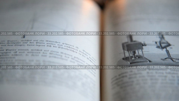 Ufa, Russia - FEB 15: man leafs through an old German physics textbook circa 1890 on February 14, 2015 in Ufa, Russia. Close up. Редакционное видео, видеограф Mikhail Erguine / Фотобанк Лори
