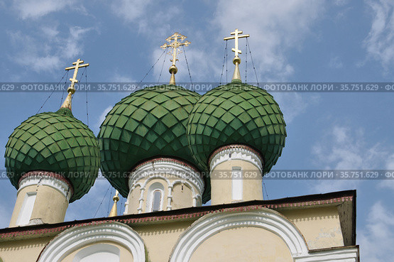 Углич. Купола храма Иоанна Предтечи. Сооружен в 1681 г. Улица Шаркова, 27 (2016 год). Стоковое фото, фотограф Илюхина Наталья / Фотобанк Лори