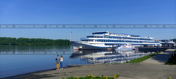 Углич. Пара туристов на пристани на фоне туристического теплохода. Редакционное фото, фотограф Алексей Воронцов / Фотобанк Лори