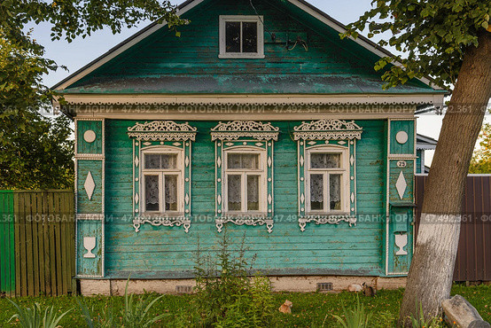 Uglich, Yaroslavl region, Russia, September 2, 2020: Old wooden house with carved wooden platbands on windows on Proletarian street. Редакционное фото, фотограф Алексей Антипов / Фотобанк Лори