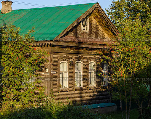 Uglich, Yaroslavl region, Russia, September 2, 2020: Old wooden house with carved wooden platbands on windows on Proletarian street. Редакционное фото, фотограф Алексей Антипов / Фотобанк Лори