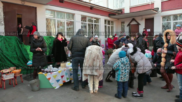 Угощение блинами с чаем во дворе детского садика. Празднование Масленицы (2014 год). Редакционное видео, видеограф Кекяляйнен Андрей / Фотобанк Лори