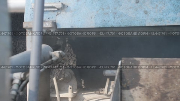 Укладка асфальта,битумная смесь, новая дорога laying asphalt, bitumen mixture, new road. Стоковое видео, видеограф Опока Алексей / Фотобанк Лори