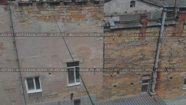 Ukraine, Odessa top view on old brick and concrete Soviet-built houses in the spring on a sunny day, vertical flight (2020 год). Стоковое видео, видеограф Дмитрий Нечаев / Фотобанк Лори
