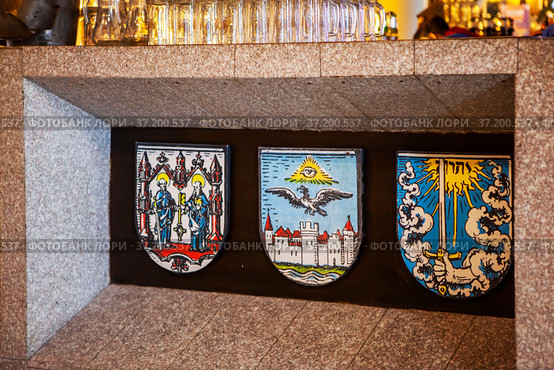 Украшенная гербами барная стойка ресторана Nesselbeck (Нессельбек). Посёлок Орловка. Калининградская область (2021 год). Редакционное фото, фотограф Сергей Афанасьев / Фотобанк Лори