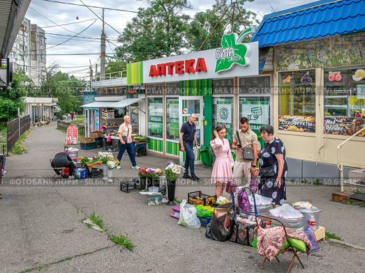 Уличная торговля перед аптекой в Пятигорске. Редакционное фото, фотограф Лариса Веселова / Фотобанк Лори
